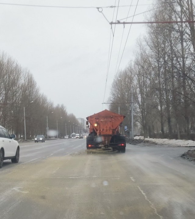 Городские службы Ульяновска устраняют последствия второго ледяного дождя.