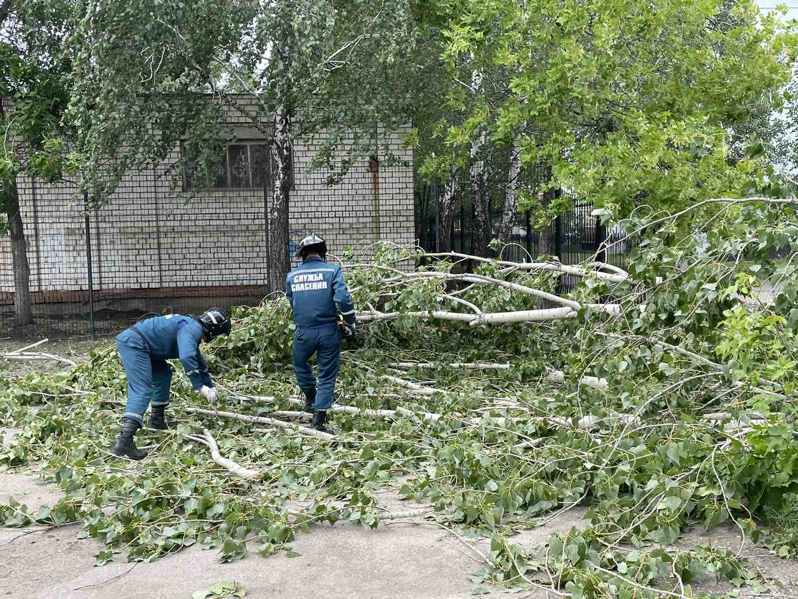 Все службы Ульяновска круглосуточно устраняют последствия непогоды.