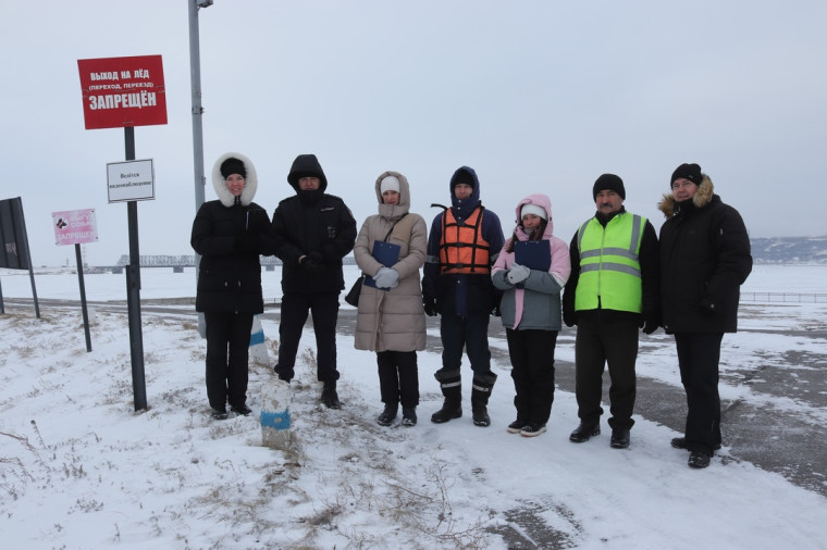 Администрация Заволжского района составила сразу семь протоколов за выход на неокрепший лёд. Администрация Заволжского района составила сразу семь протоколов за выход на неокрепший лёд.