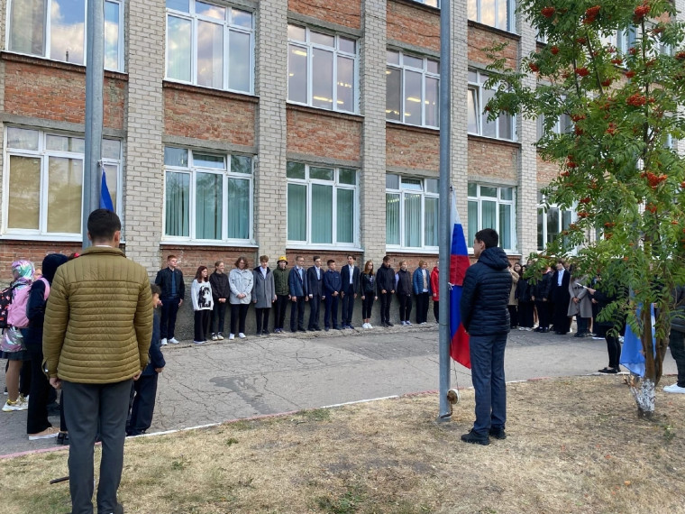 Поднятие флага, гимн и «Разговоры о важном»: в школах Ульяновска стартовала первая учебная неделя. Поднятие флага, гимн и «Разговоры о важном»: в школах Ульяновска стартовала первая учебная неделя.